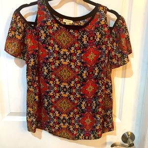 Shoulder-less flower top